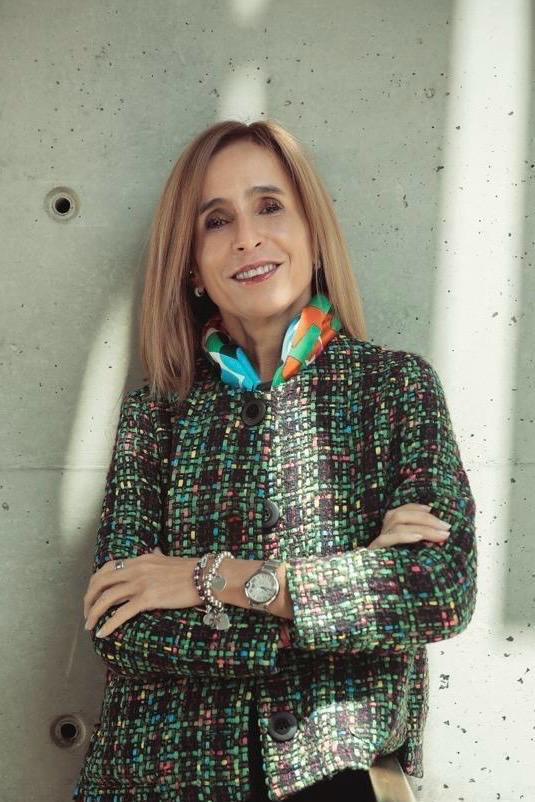 María Mercedes Carrasquilla trae orden y experiencia al equipo. Con una amplia trayectoria en Gestión Humana y Asuntos Corporativos, se ha convertido en una experta en hacer que las cosas pasen.